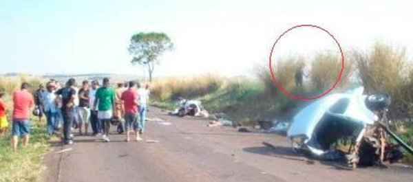 Vultos aparecem de mãos dadas após acidente