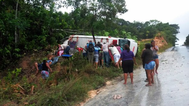 Ambulância capota na AM-010: 5 feridos