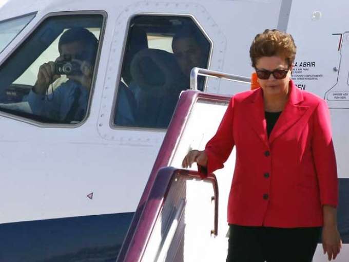 Resultado de imagem para Dilma desembarca em Curitiba para acompanhar depoimento de Lula