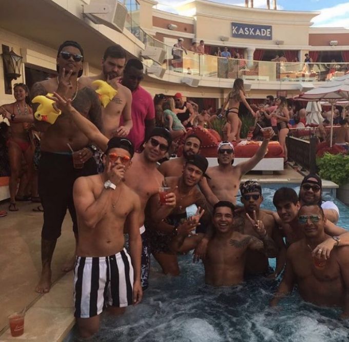 Neymar aparece ostentando em festa regado de bebidas e mulheres