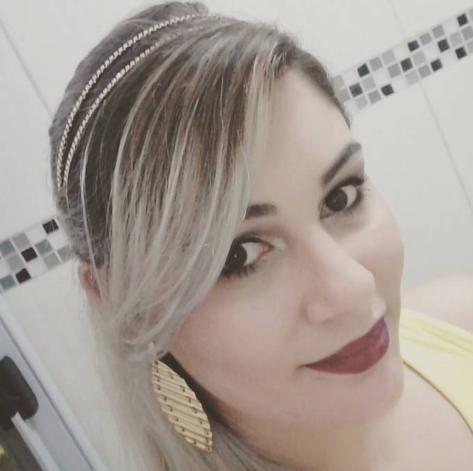 Mulher mata marido com facada no coração após flagrar conversa no Facebook