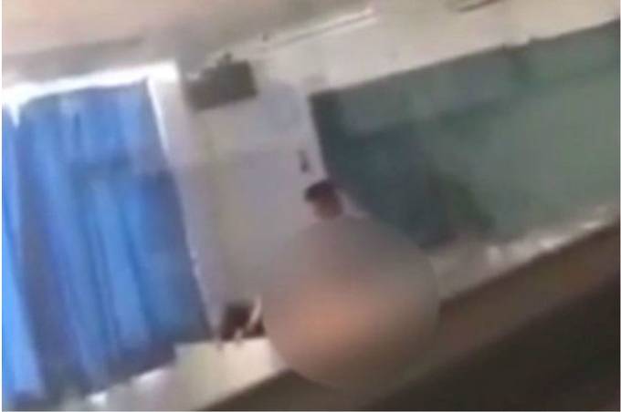 Em universidade, professor e aluna são flagrados fazendo sexo em sala de aula