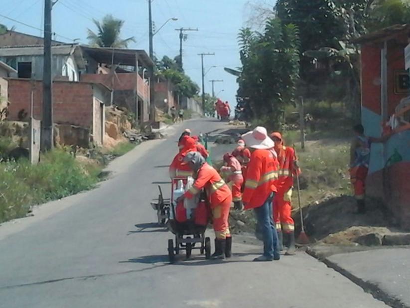 Mutirões limpam bairros da cidade