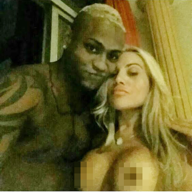 Jogador do botafogo aparece com mulher nua após jogo