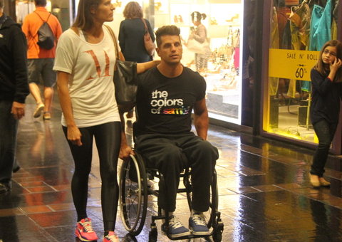  Ex-BBB Fernando Fernandes curte passeio com a namorada