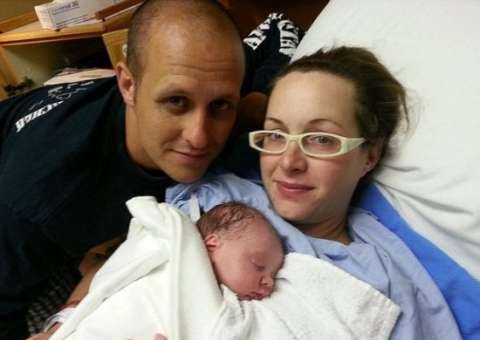 Pais criam site de ajuda para o filho que não consegue abrir a boca