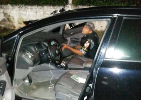 Blitz conjunta aplica bafômetro e flagra carro de test drive rodando na noite