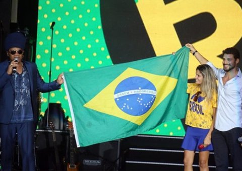 Carlinhos Brown esquece Hino Nacional e vai parar o "Top Five" do CQC