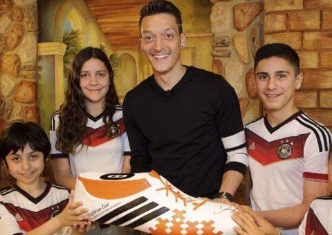 Jogador da seleção alemã doa prêmio e banca 23 cirurgias de crianças brasileiras