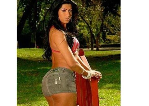 Mulher Moranguinho toma 'pílulas da felicidade' vendidas por pastor