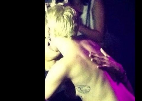 Miley Cyrus vai seminua à festa, participa de dança erótica e beija estilista