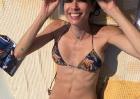    Luciana Gimenez rebate críticas de magreza após foto de biquíni 'inveja'