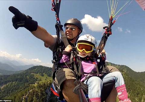 Pai causa polêmica ao voar com filha de apenas três anos de parapente