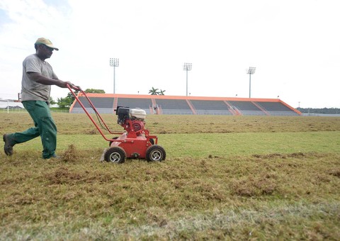Estádio Carlos Zamith inicia manutenção do gramado para temporada de 2015
