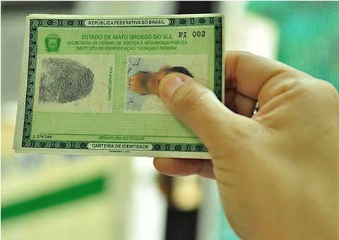 Ladrão atrapalhado deixa cair a própria identidade no telhado da residência