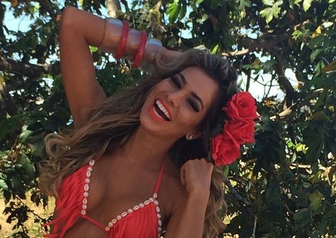 Ex-BBB Adriana Sant'Anna exibe corpão de micro biquíni em campanha