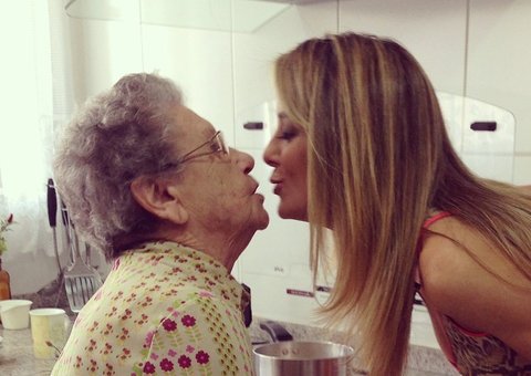 Depois de galãs, Palmirinha dá beijo em Ticiane Pinheiro