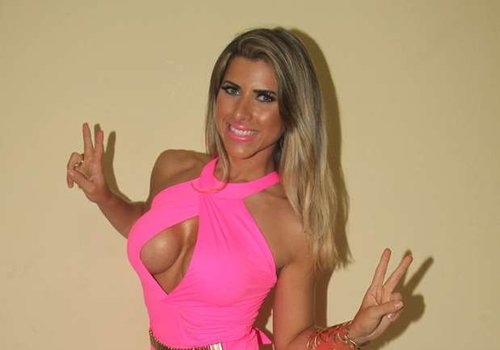 Ex-Panicat Ana Paula Minerato aparece em anúncio de show adulto