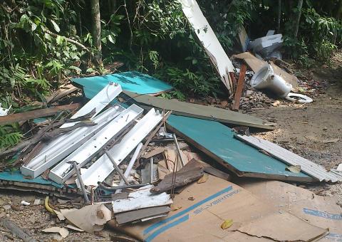 Empresas responsáveis por limpeza da Ufam jogam lixo no Campus Universitário