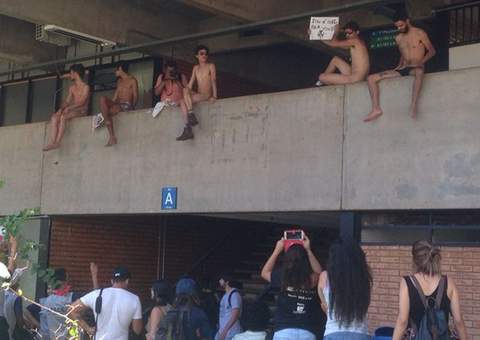 Protesto ou atentado ao pudor? Jovens ficam pelados na Universidade de Brasília