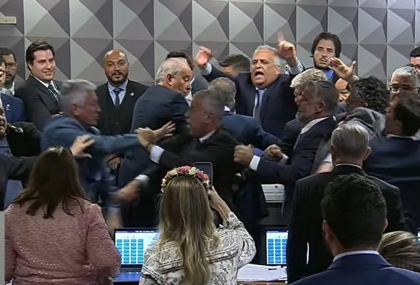 CPI do INSS decide quebrar sigilo bancário de Lulinha; sessão tem tumulto