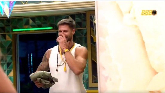 Milena suja sandália de Jonas, volta atrás e tenta limpar, mas vira chacota na casa