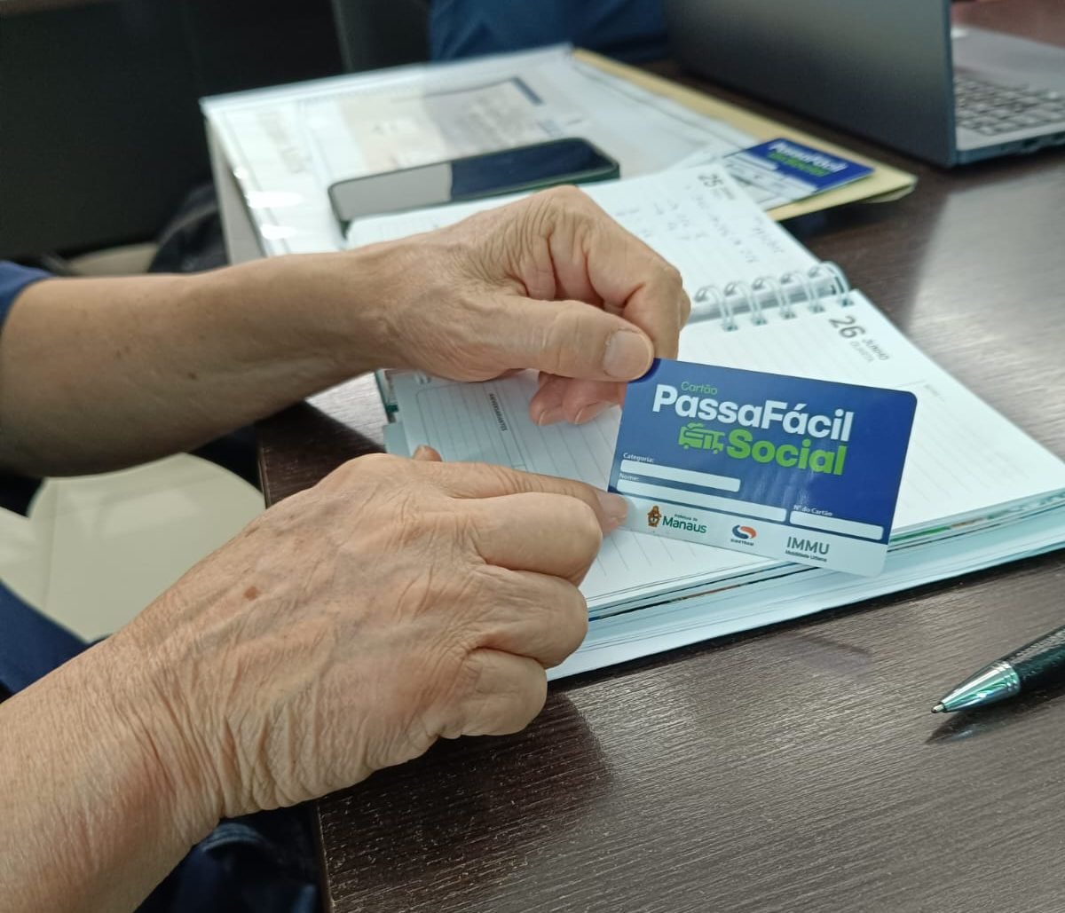 David Almeida assina decreto que reduz tarifa de ônibus para R$ 5