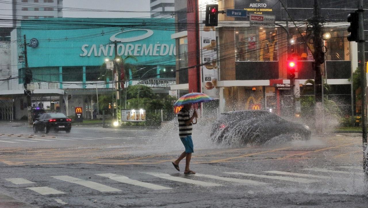 Manaus amanhece sob chuva forte e alerta da Defesa Civil