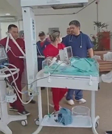 Gêmeos prematuros nascidos em casa são transferidos às pressas para maternidade em Manaus