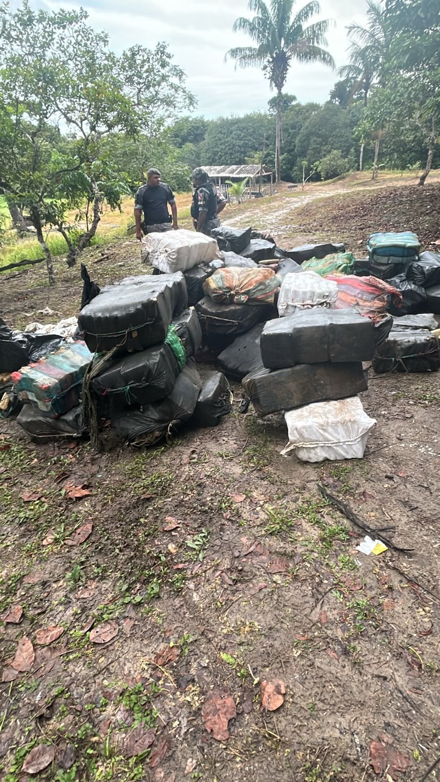 Seis PMs são presos enquanto transportavam toneladas de drogas em viaturas no Tarumã