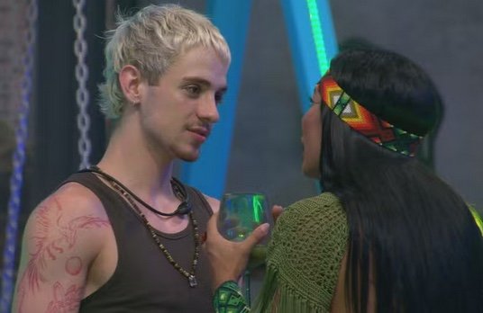 Acerto de contas? Marciele e Juliano conversam e brother "cai no choro"; vídeos