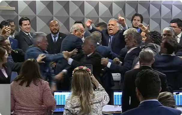 Sessão da CPMI do INSS termina em agressão e tumulto