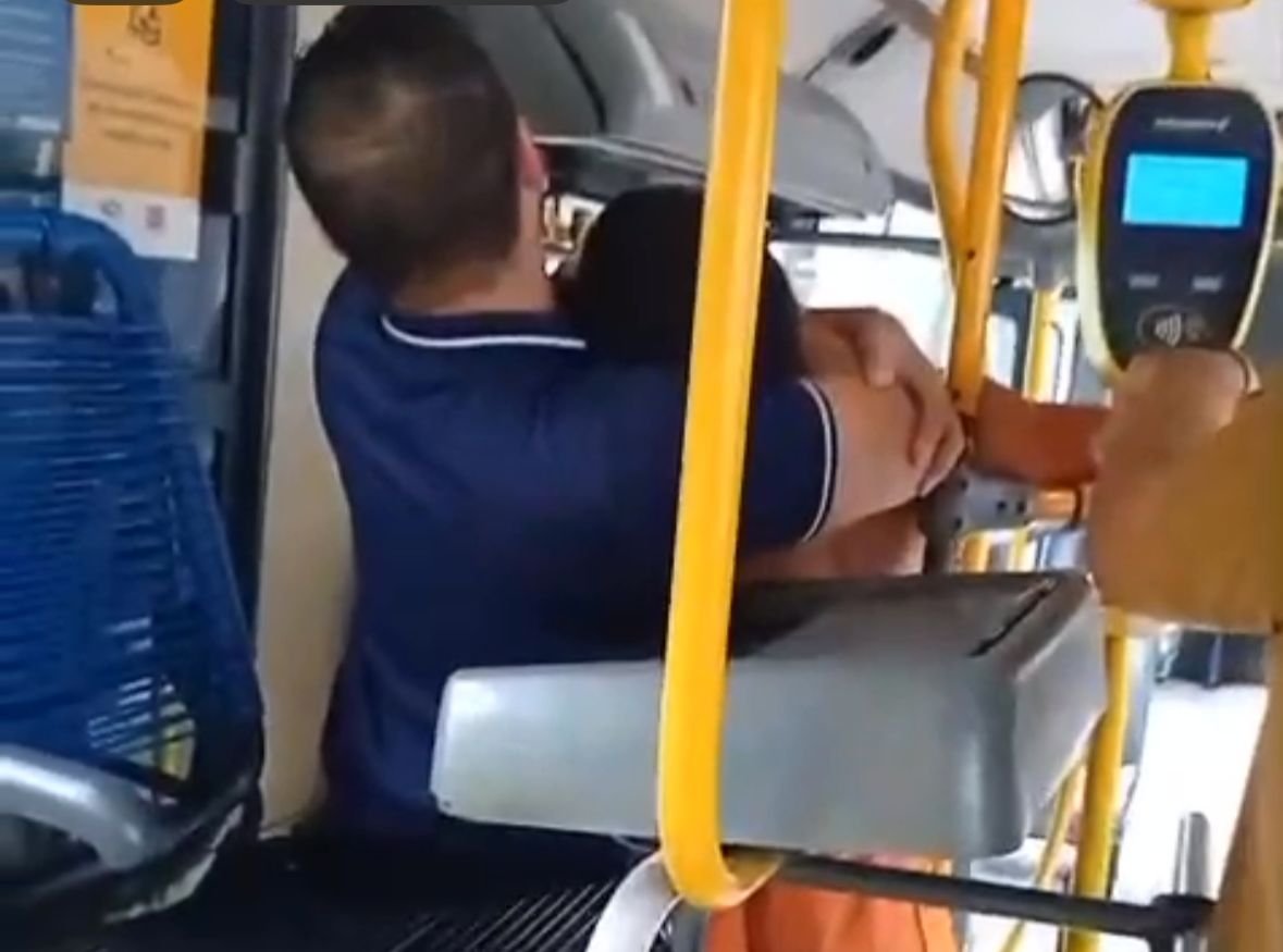 Passageiros imobilizam e amarram homem após tentativa de assalto a ônibus no Coroado