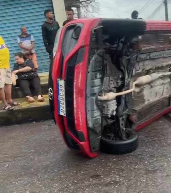 Carro capota após colisão em cruzamento no Zumbi dos Palmares