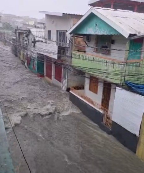 Vídeo: Moradores ficam ilhados e perdem tudo em enxurrada no Colônia Oliveira Machado