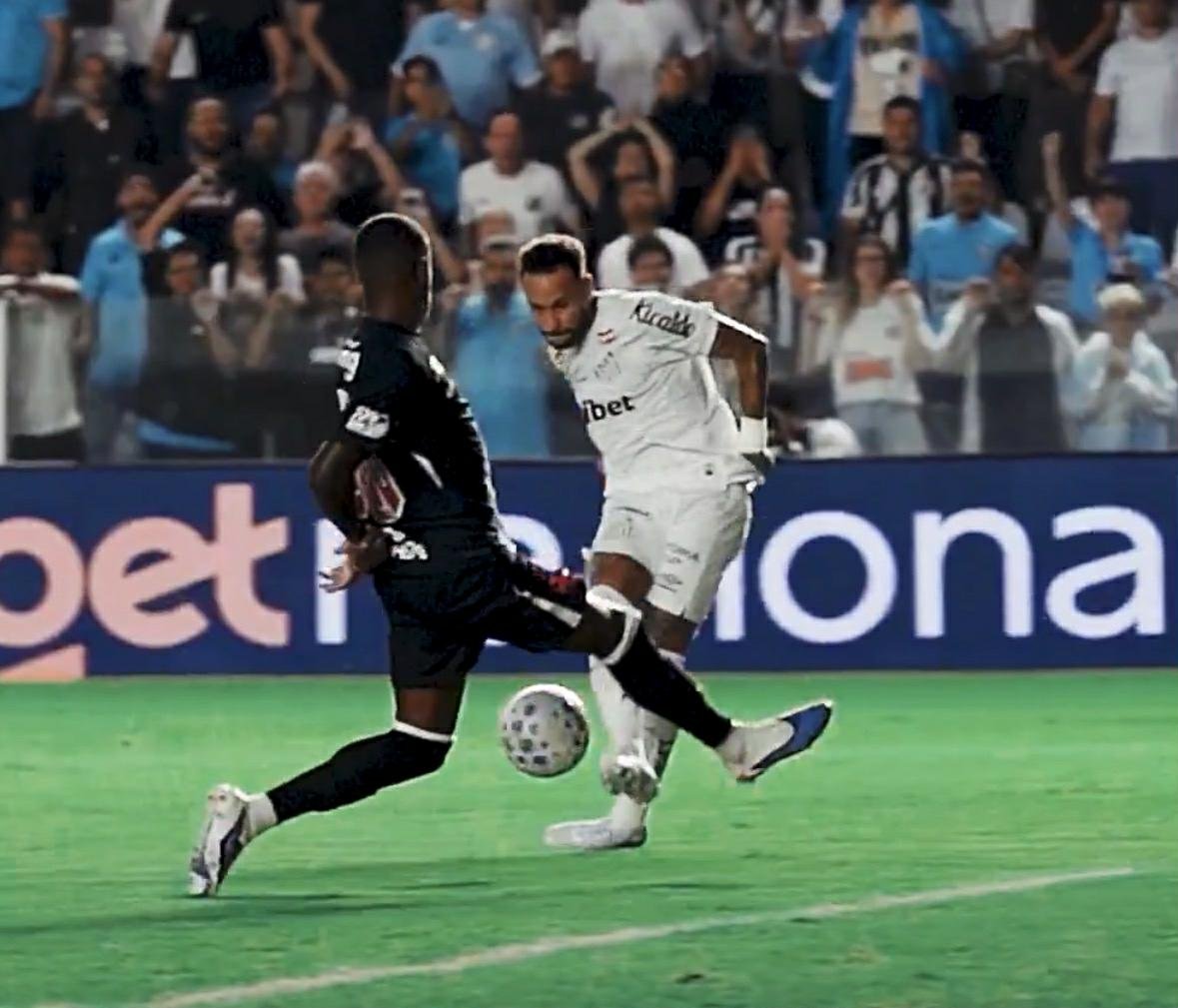 Com brilho de Neymar e Vila debaixo d'água, Santos bate Vasco e deixa o Z-4