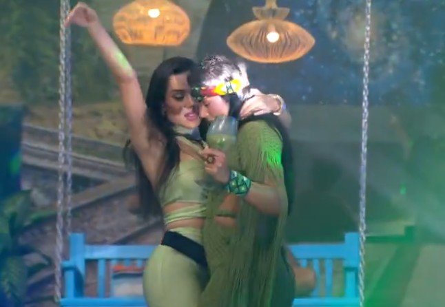 Marciele e Jordana trocam flertes e selinho em cenas quentes durante Festa do Líder