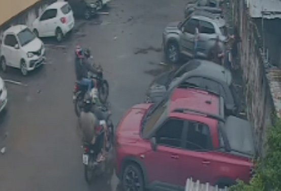 Mulheres são cercadas por criminosos em motos em Manaus; vídeo é aterrorizante