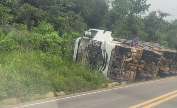 Carreta tomba na BR-174 e vai parar em área de mata às margens da pista