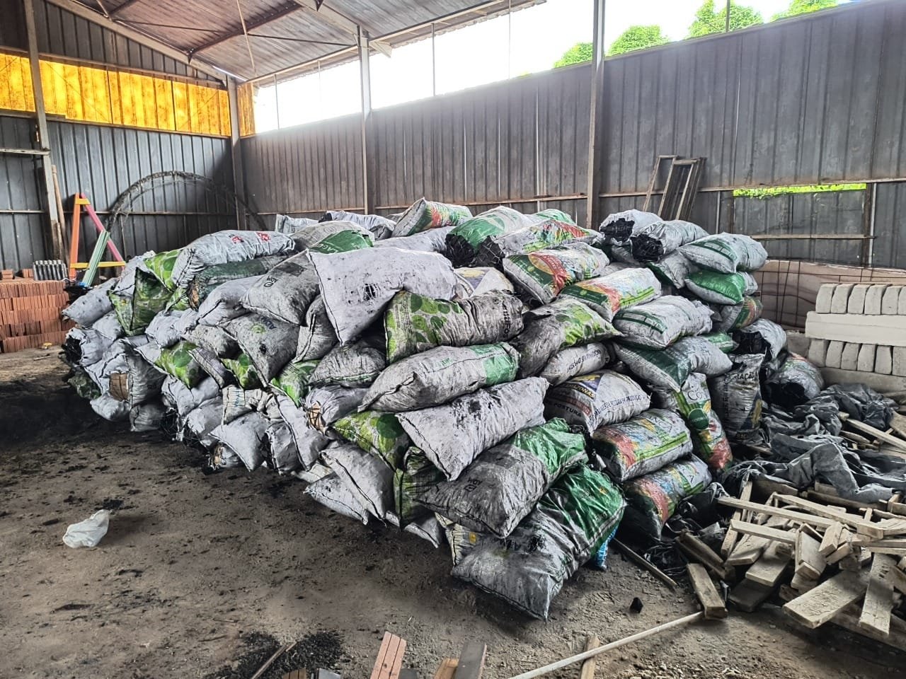 Ipaam apreende 524 sacas de carvão irregular em Itacoatiara