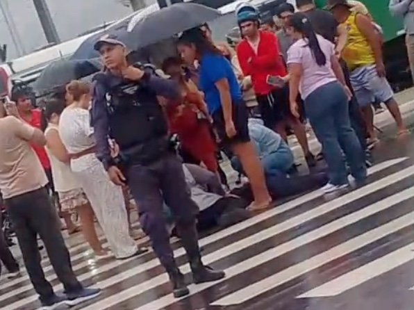 Estudante é atropelada por motociclista na saída de escola em Manaus