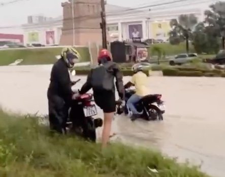 Avenida das Torres vira rio após chuva intensa em Manaus; vídeo