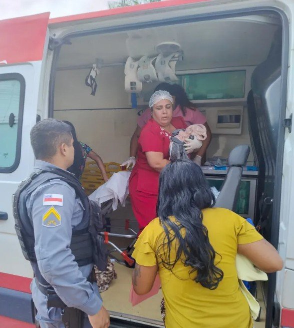 PMs auxiliam nascimento de gêmeos em residência em Presidente Figueiredo