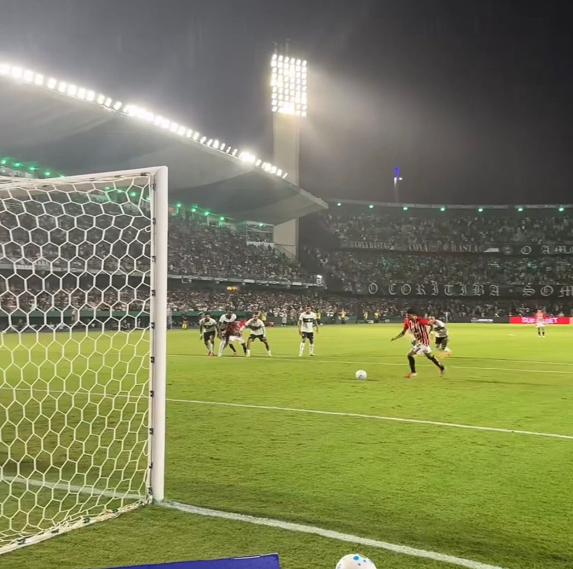 São Paulo vence o Coritiba e assume a liderança do Brasileirão