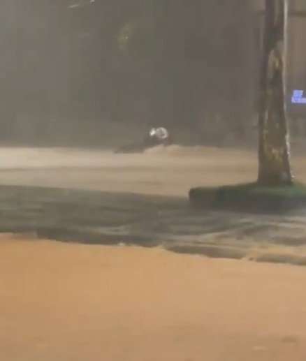 Motociclista é arrastado por enxurrada violenta em Juiz de Fora; veja vídeo