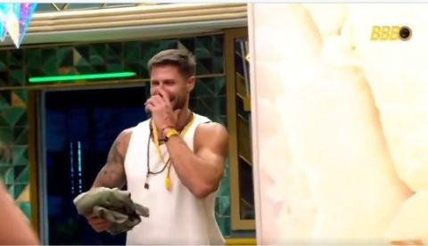 Milena suja sandália de Jonas, volta atrás e tenta limpar, mas vira chacota na casa