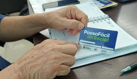 David Almeida assina decreto que reduz tarifa de ônibus para R$ 5