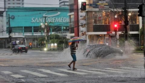 Manaus amanhece sob chuva forte e alerta da Defesa Civil