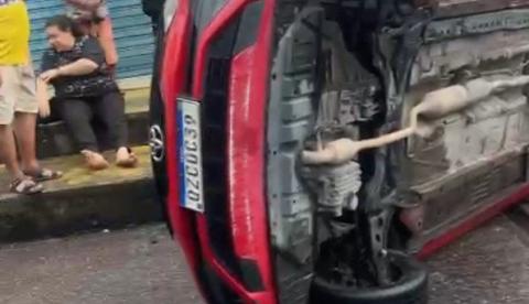 Carro capota após colisão em cruzamento no Zumbi dos Palmares