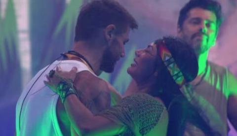 Jonas e Marciele conversam, flertam e dançam coladinhos em festa do BBB26; vídeos